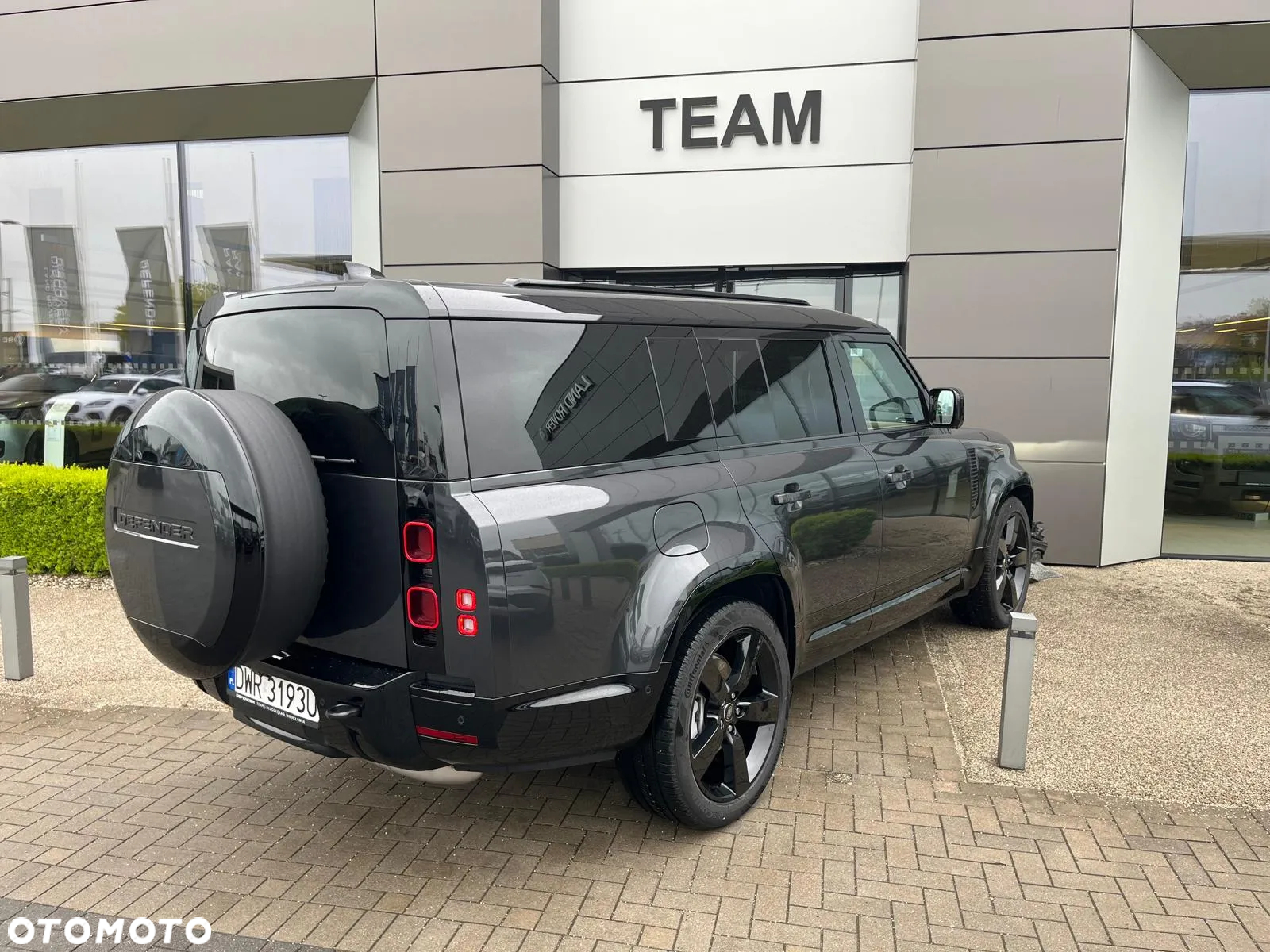 Land Rover Defender - 4