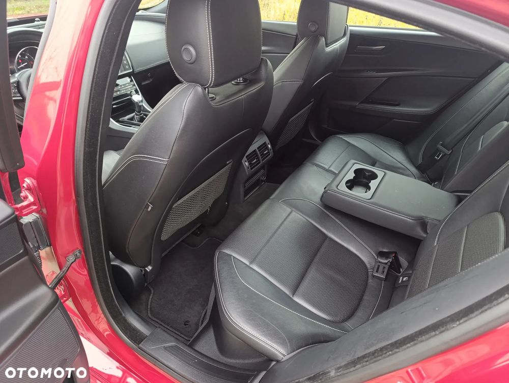 Jaguar XE 20d R-Sport - 16
