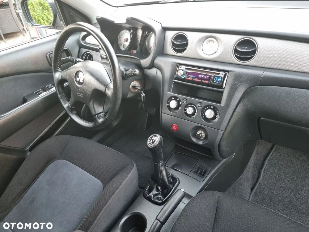 Mitsubishi Outlander 2.0 Intense DAKAR - 11