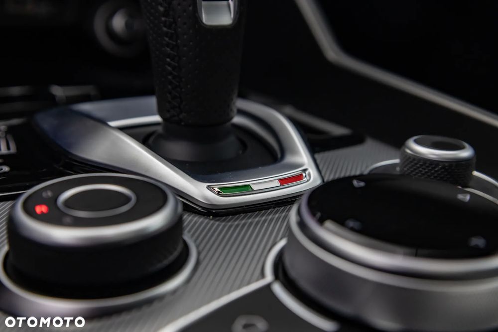 Alfa Romeo Giulia 2.0 Turbo 16V AT8-Q4 Veloce - 29