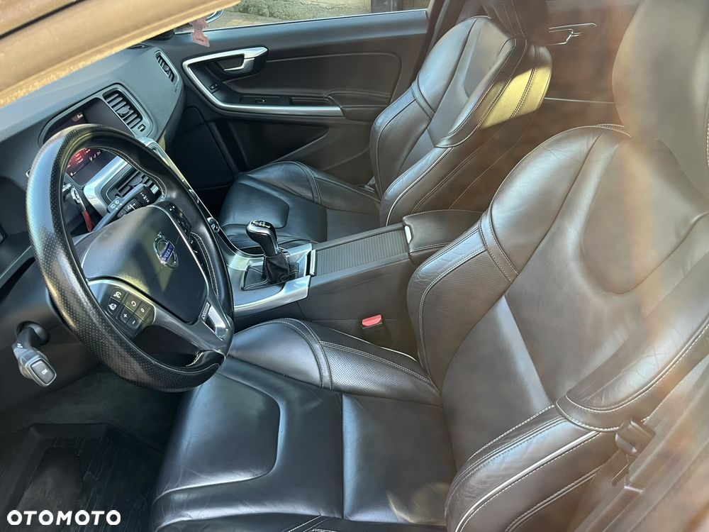 Volvo V60 D4 R-Design - 17