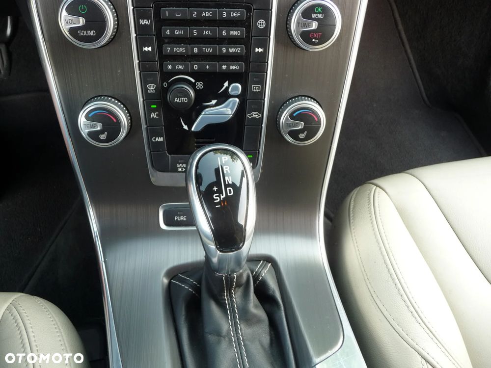 Volvo V60 D6 AWD Plug-in Hybrid Momentum - 13