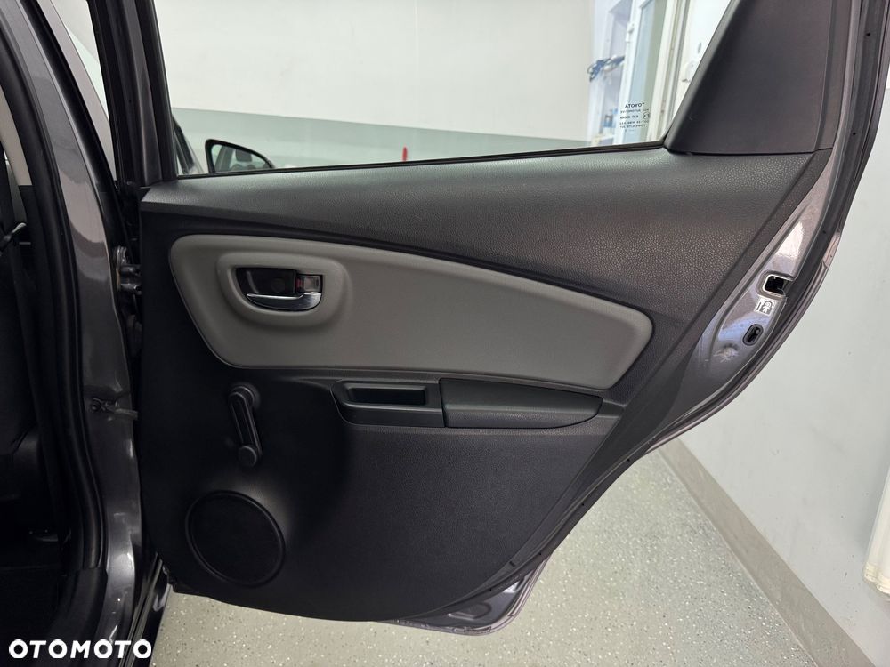 Toyota Yaris Hybrid 100 Business Edition - 26