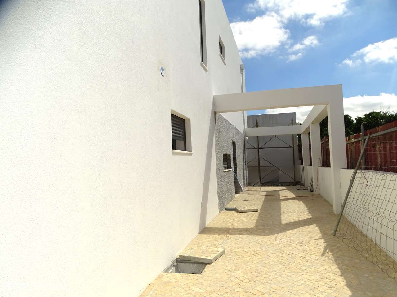 Geminada T3 com garagem, jardim e terraço - Grande imagem: 4/16
