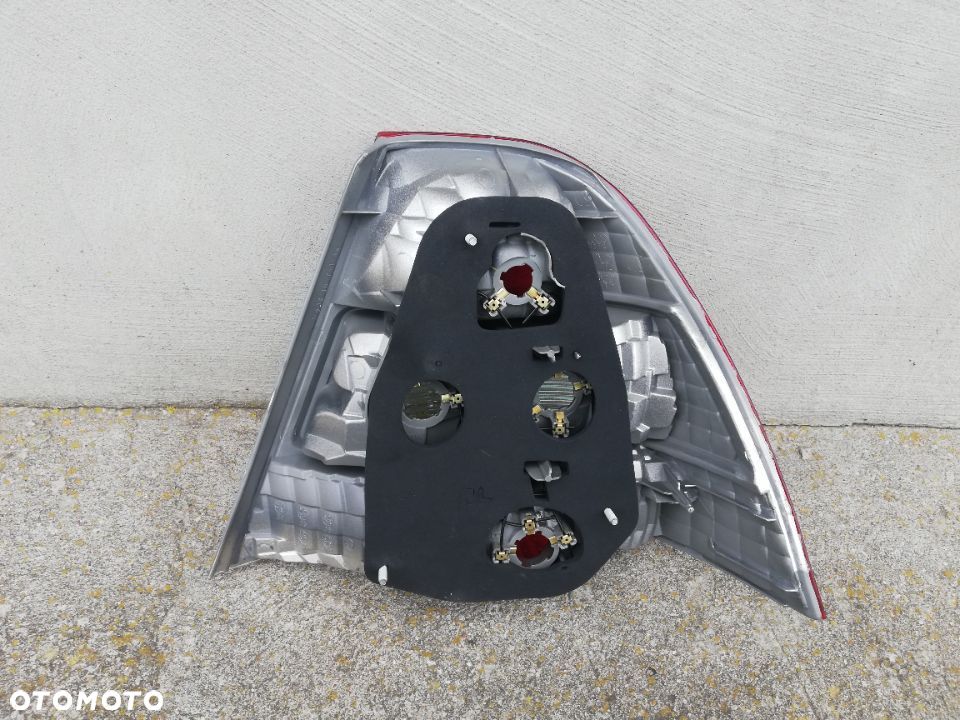 LAMPA TYLNA LEWA TOYOTA COROLLA E12 SEDAN 2001-2004 - NOWA KOITO TYPE - 2