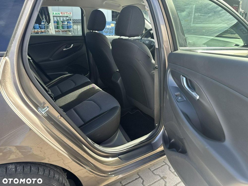 Hyundai i30 1.5 DPI Classic + - 17