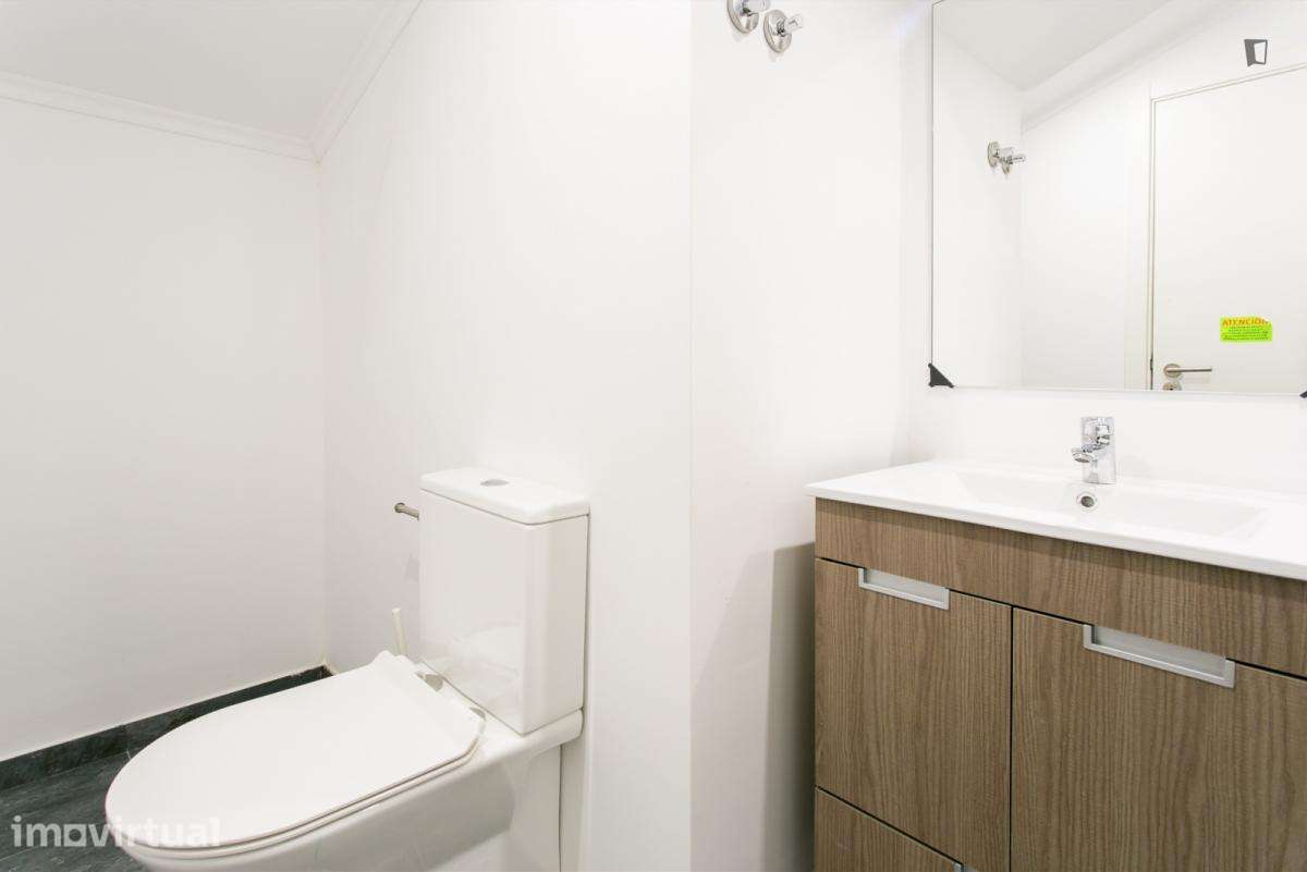 Quarto - localizado em Anjos Lisbon - Grande imagem: 4/27