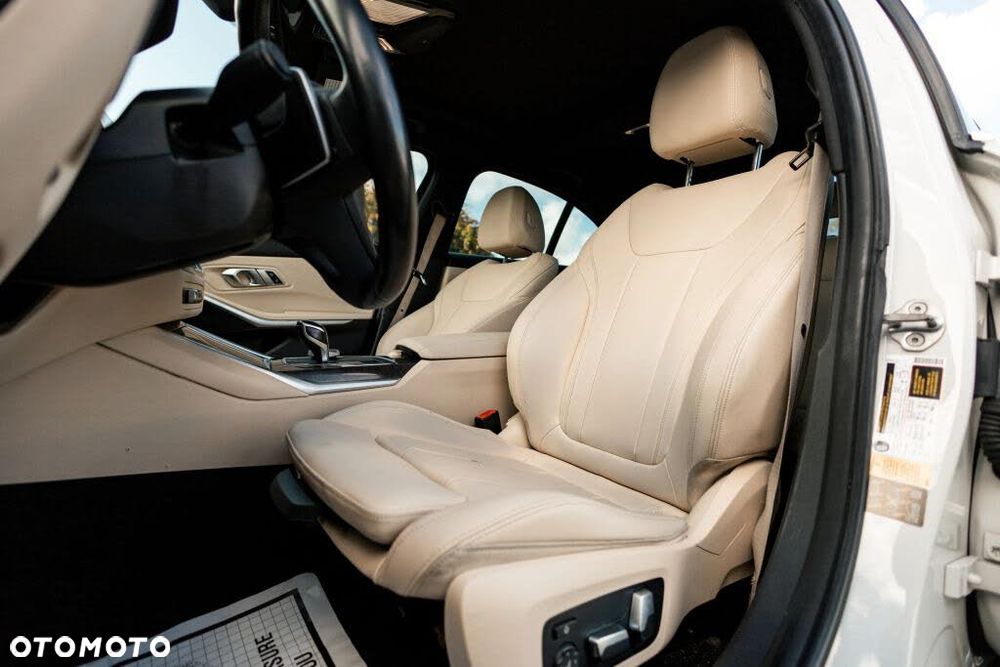 BMW Seria 3 330i xDrive M Sport - 13