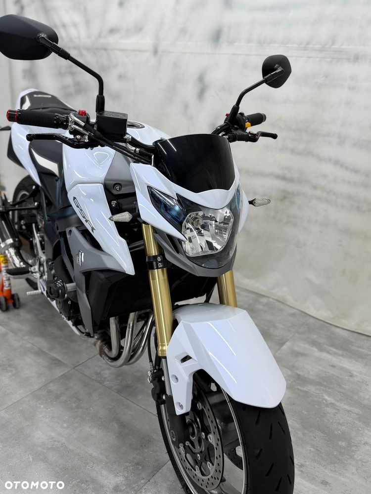 Suzuki GSR - 12