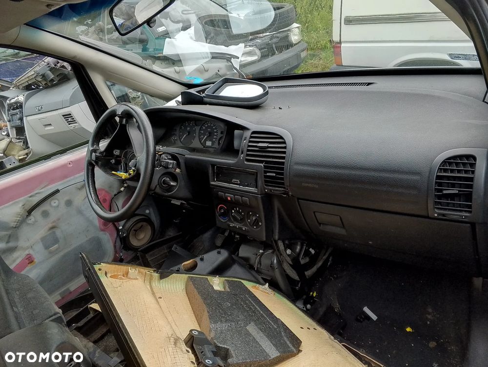 Opel Zafira A (99-03r.) 1.6 B 100KM. Silnik X16XEL  (Z16XE) Skrzynia MG4 (F17C419) lakier Z147 (82L). Cały na części. GWARANCJA !!!  Przód Tył Zestaw Komplet Drzwi Klapa Zderzak Błotnik Maska Grill Atrapa Szyba Pas Lampa Lusterko Boczki Fotel Kanapa Kokpit Deska Rozdzielcza Przełącznik Włącznik Sterownik Przewody Wiązka Instalacja Moduł Komputer Czujnik Listwa Pompa Alternator Wtryski Głowica Rozrusznik Kompresor Sprzęgło Dwumas Silnik Skrzynia ABS Klimatyzacji Paliwa Wspomagania Kolektor Turbina Przepustnica Zawór Chłodnica Koło Hak Belka Sanki Zawieszenie Mcpherson Półoś Amortyzator Wydech Tłumik Zacisk Most - 6