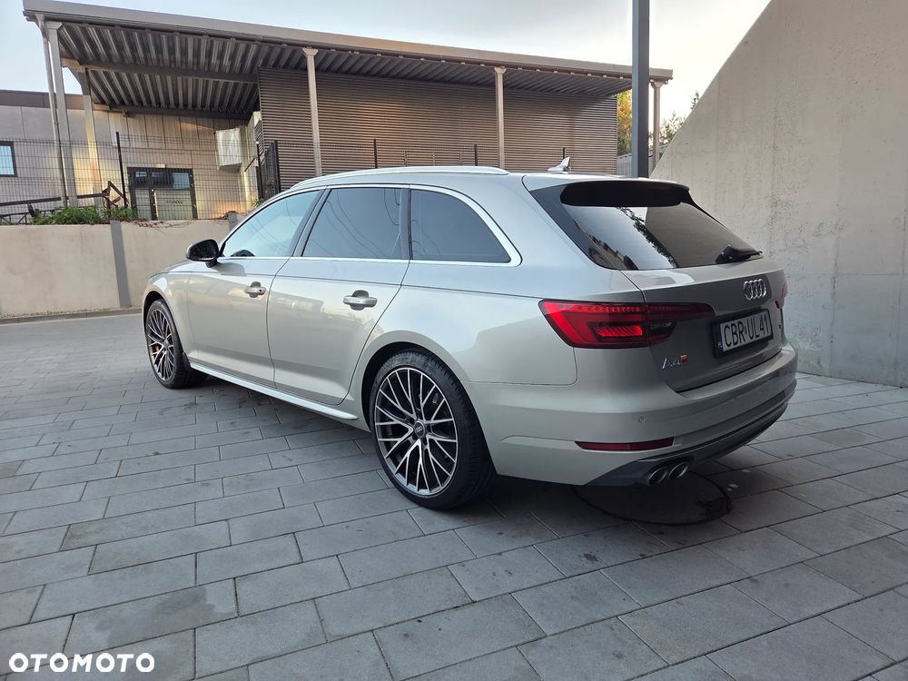 Audi A4 Avant - 10