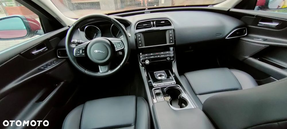 Jaguar XE 2.0 T R-Sport - 13
