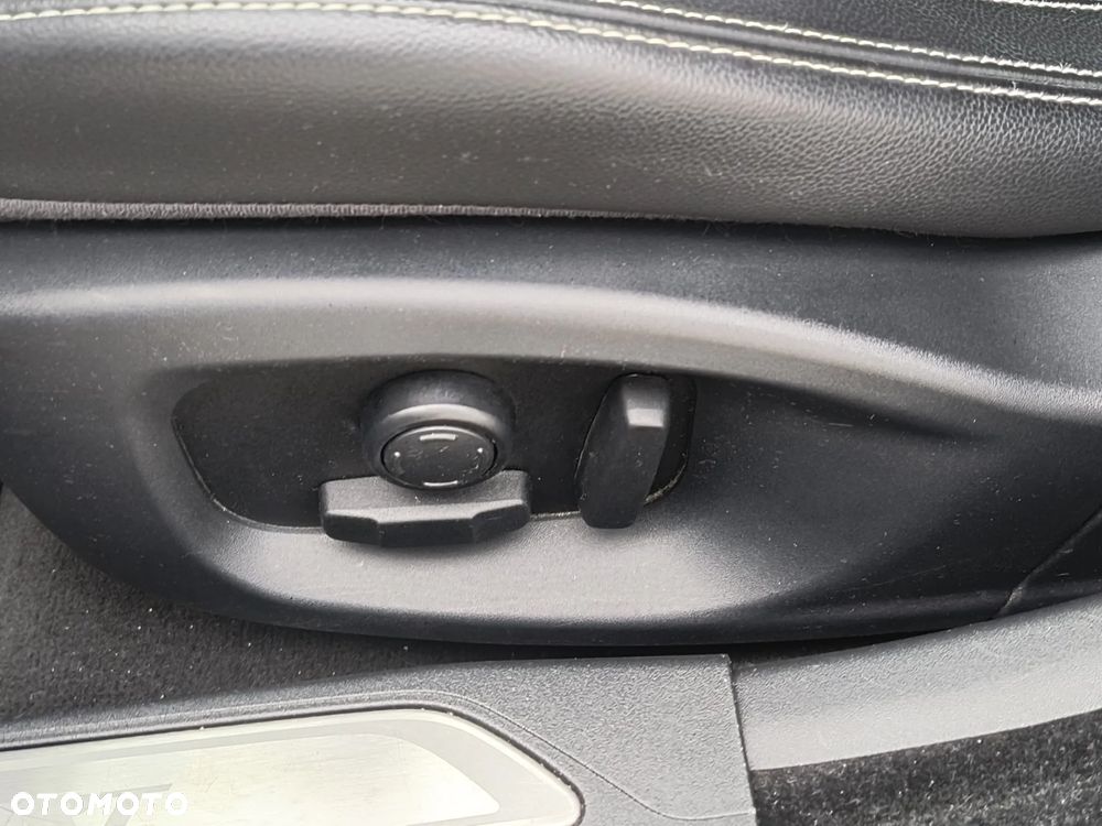 Jaguar XE 2.0 T R-Sport - 13