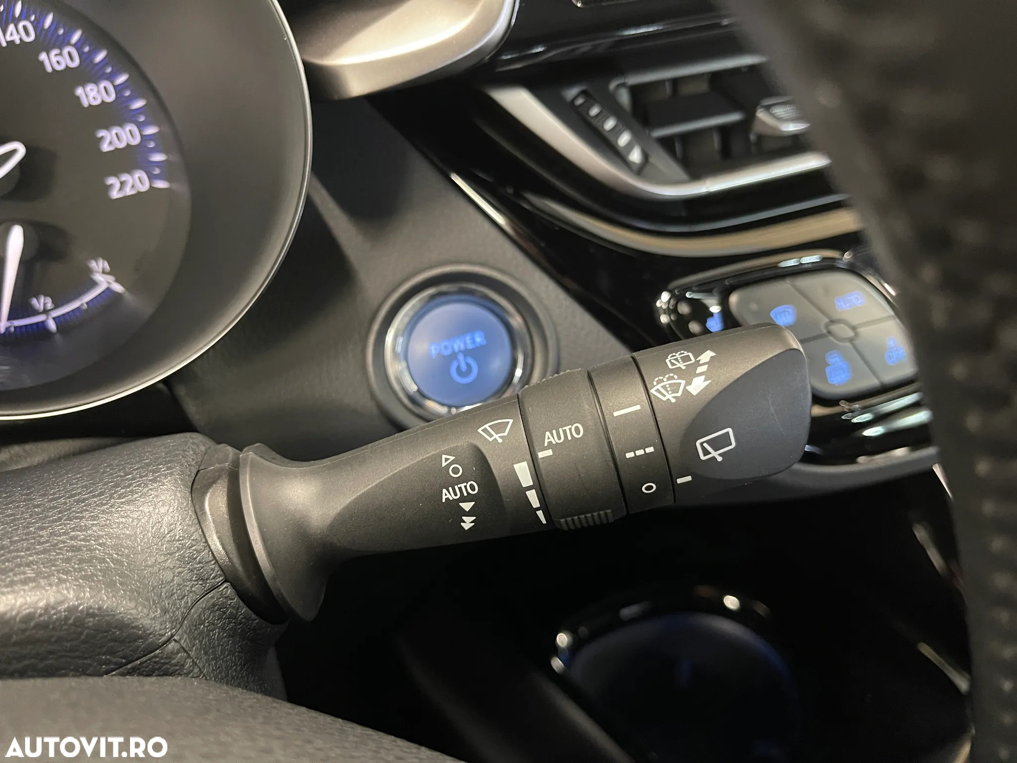 Toyota C-HR 2.0 HSD 184 CP 4x2 CVT Classy Bi-Tone - 25