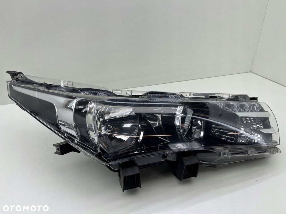 TOYOTA COROLLA E16 PRAWA LAMPA LED EUROPA 81110-02E71