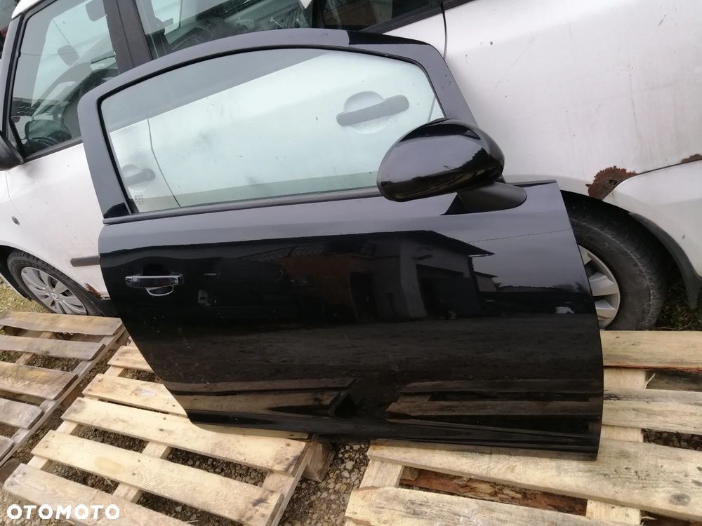 Opel Corsa D 3D drzwi prawe kompletne kod lakieru Z20R Z2HU bez korozji - 2