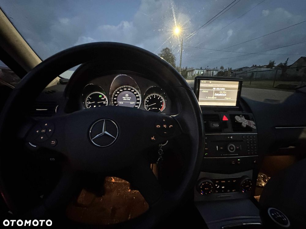 Mercedes-Benz Klasa C 200 CGI BlueEFFICIENCY Avantgarde - 2