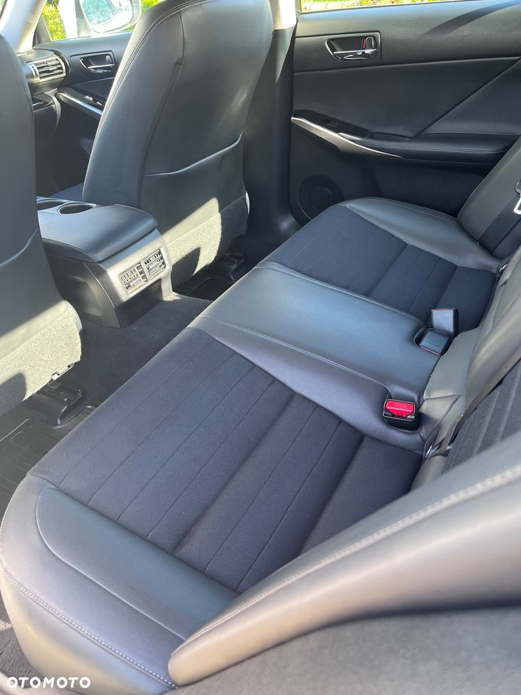 Lexus IS 300h Elite - 9