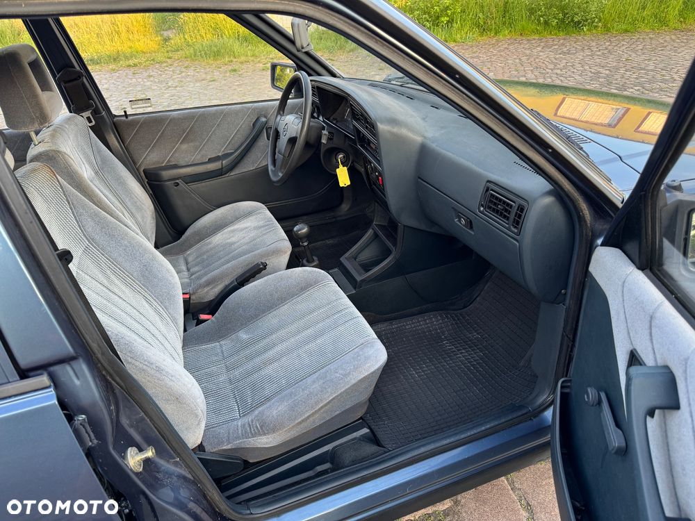 Opel Ascona 1.6 - 18