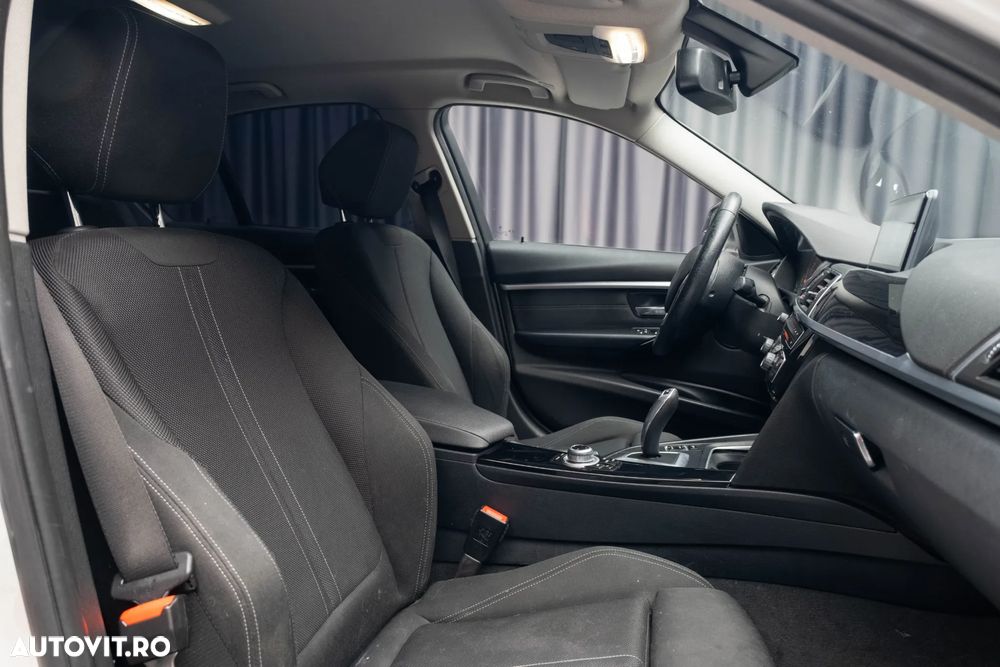 BMW Seria 3 318d Aut. Sport Line - 31