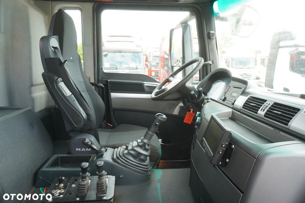 MAN TGS 35.400 8×4 E5 / Hakowiec HYVA LIFT 32.56 SE / Beczka Asenizacyjna 13000 l - 28