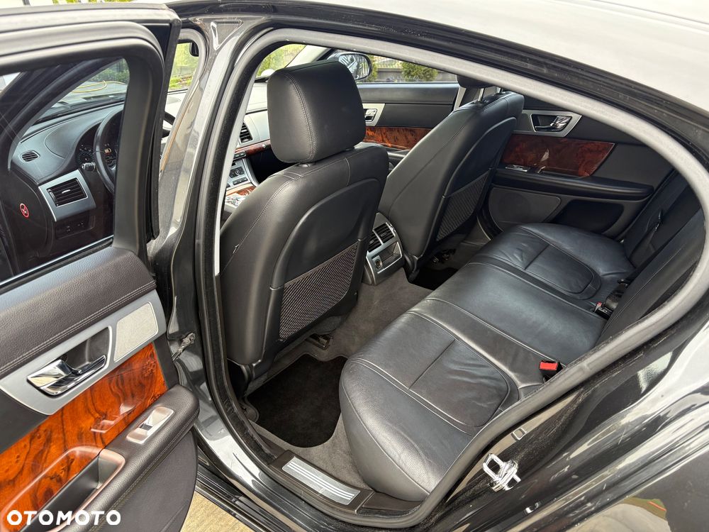 Jaguar XF 2.0 T Prestige - 8