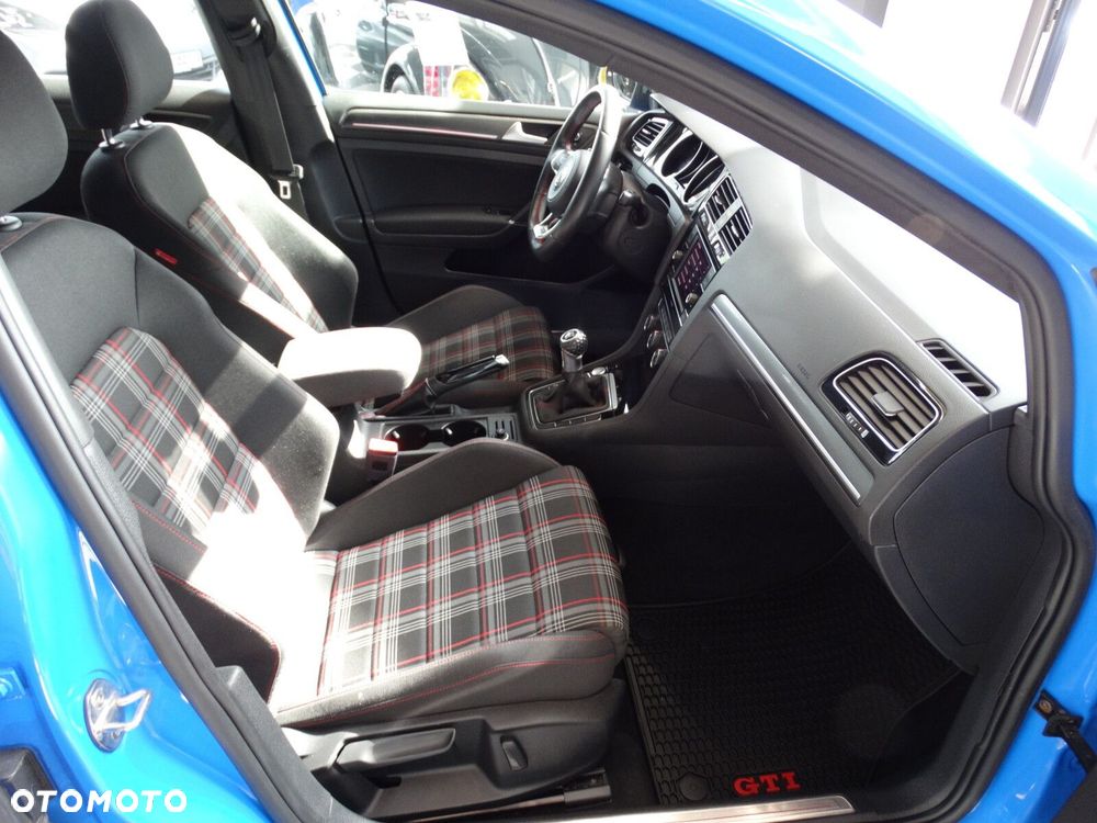Volkswagen Golf - 38