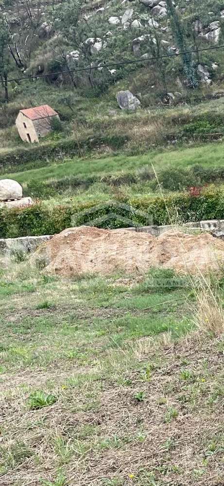 Terreno Rústico com Moradias para Recuperar - Grande imagem: 5/9