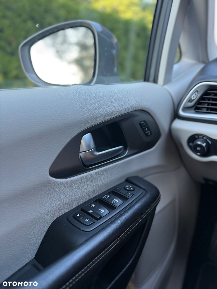 Chrysler Pacifica - 5