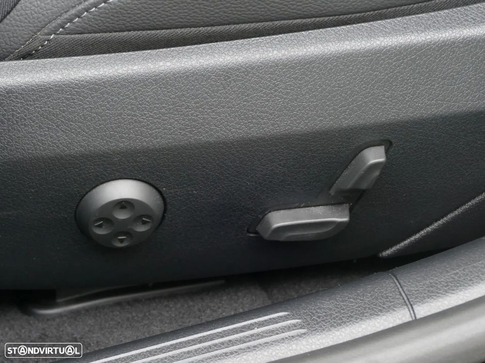 Mercedes-Benz C 300 e Avantgarde - 28