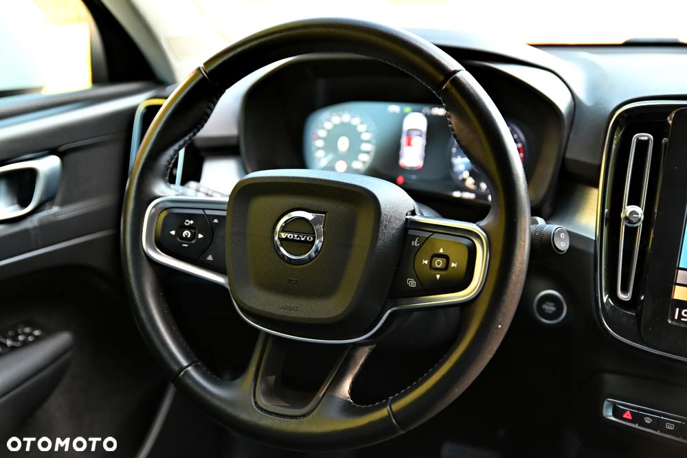 Volvo XC 40 T3 Geartronic Momentum Pro - 26