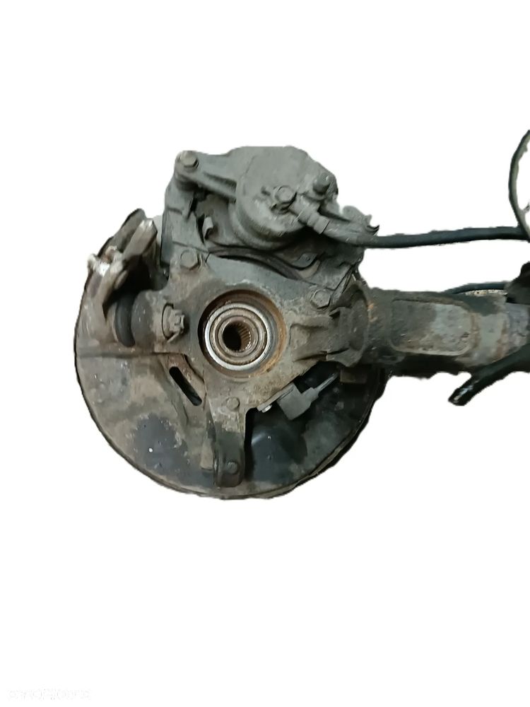 TOYOTA AVENSIS T25 03-09 2,0 D4D zwrotnica prawy przód PP  * - 2