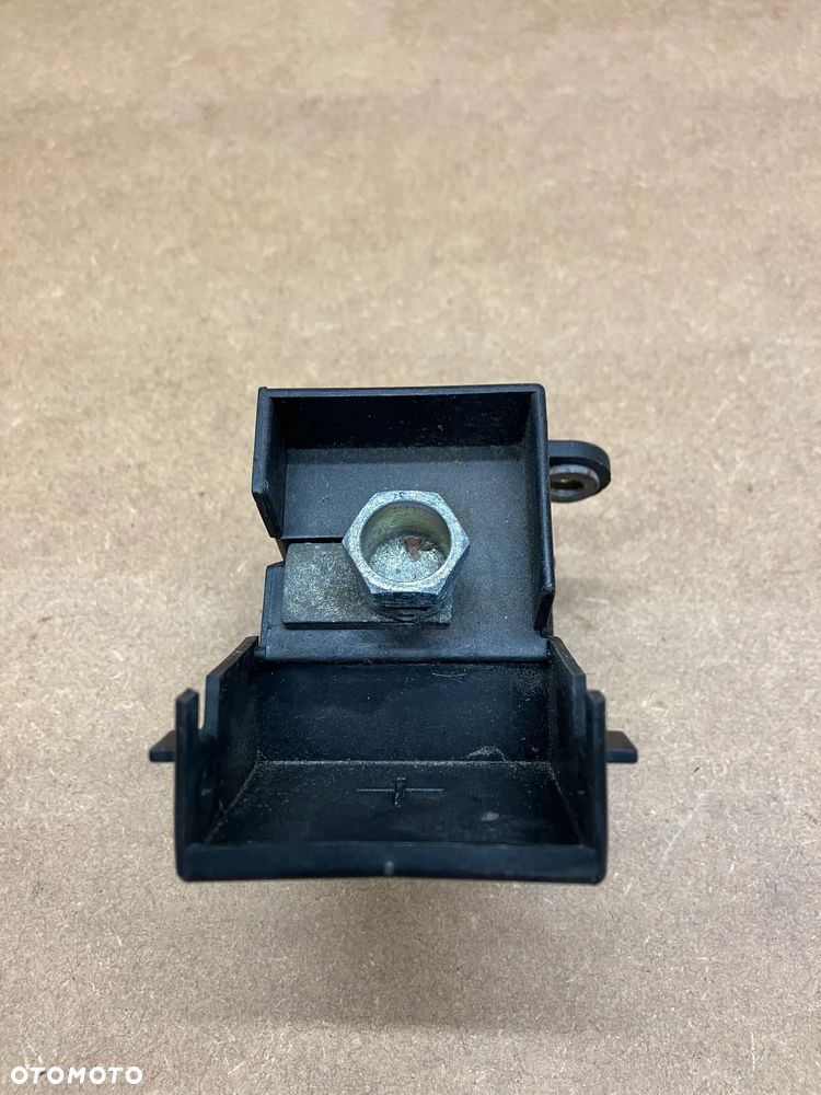 KLEMA PLUS POD MASKĄ BMW E32 E34 V8 M60 ZAŚLEPKA PLUSA BATT. + - 2