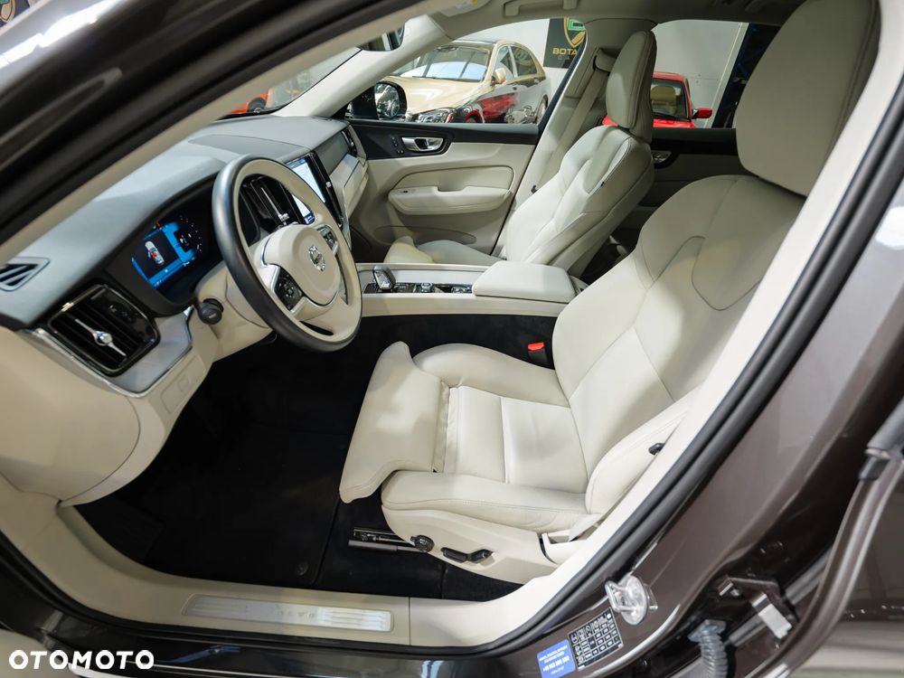 Volvo XC 60 B4 D AWD Plus Dark - 17