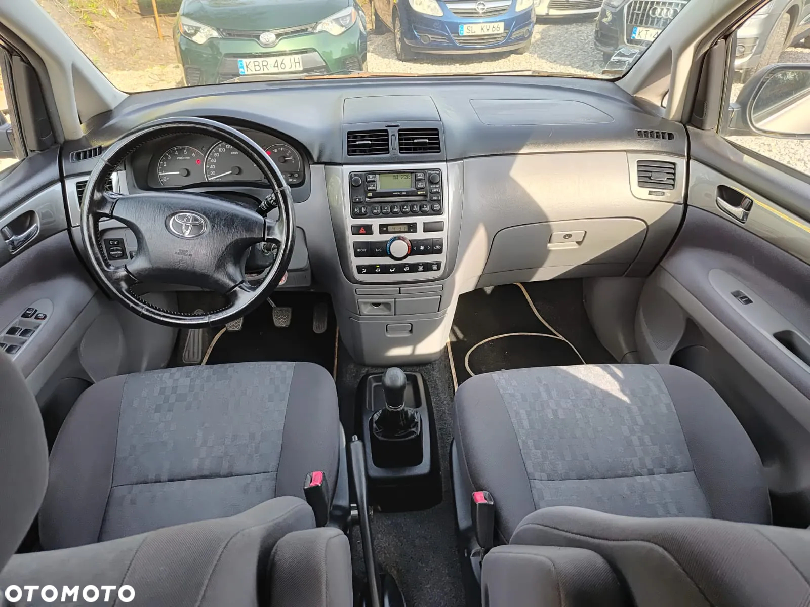 Toyota Avensis Verso D-4D - 11