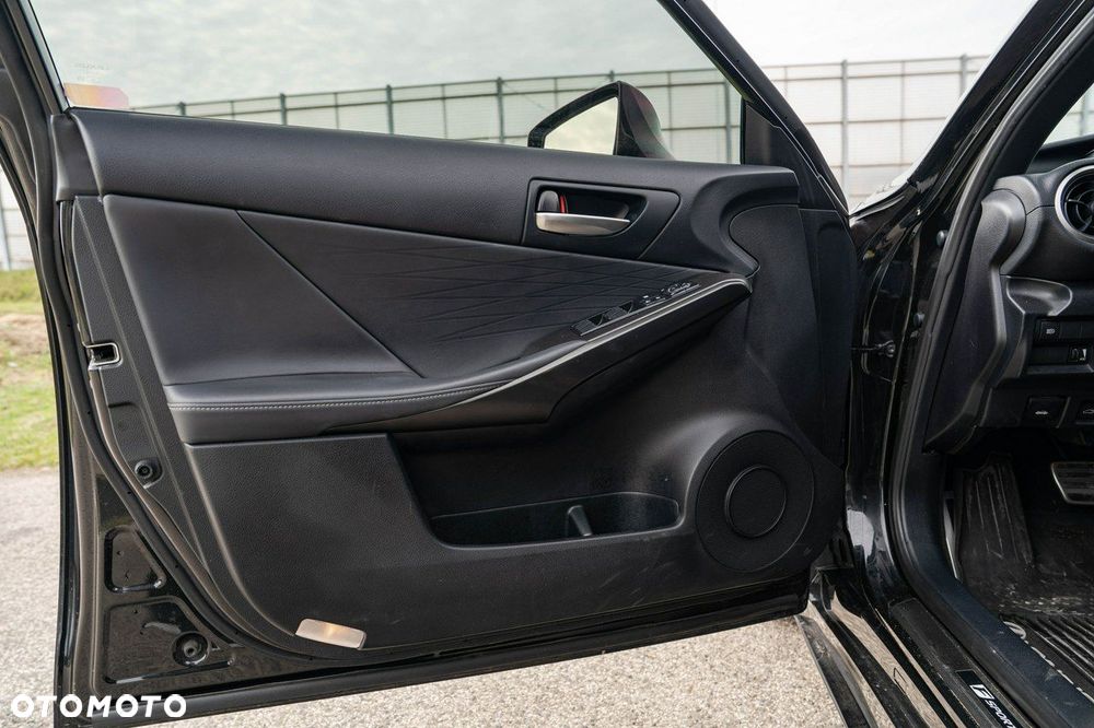 Lexus IS - 30