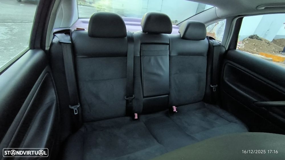 VW Passat 1.9 TDi Highline - 41