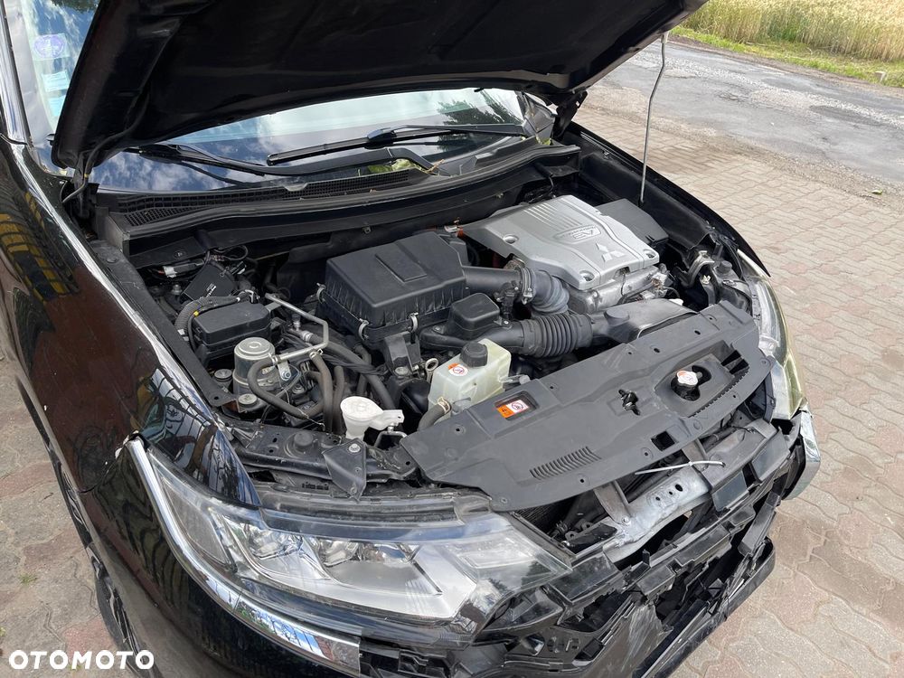 Mitsubishi Outlander Instyle NAVI + - 33
