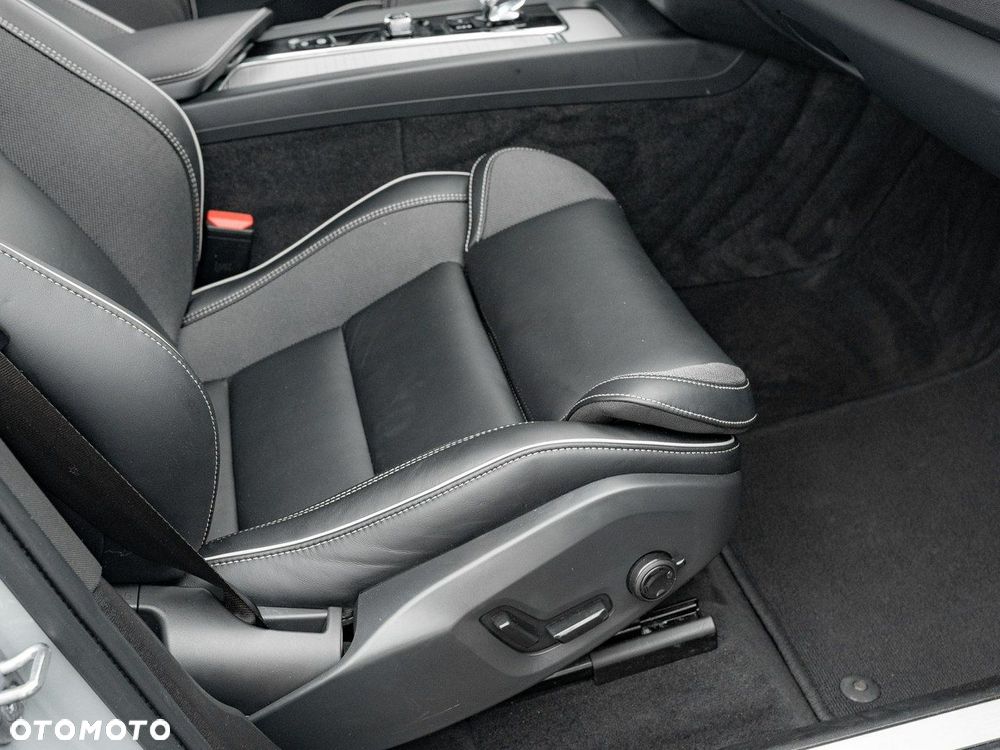 Volvo XC 60 B4 B Plus Dark - 32
