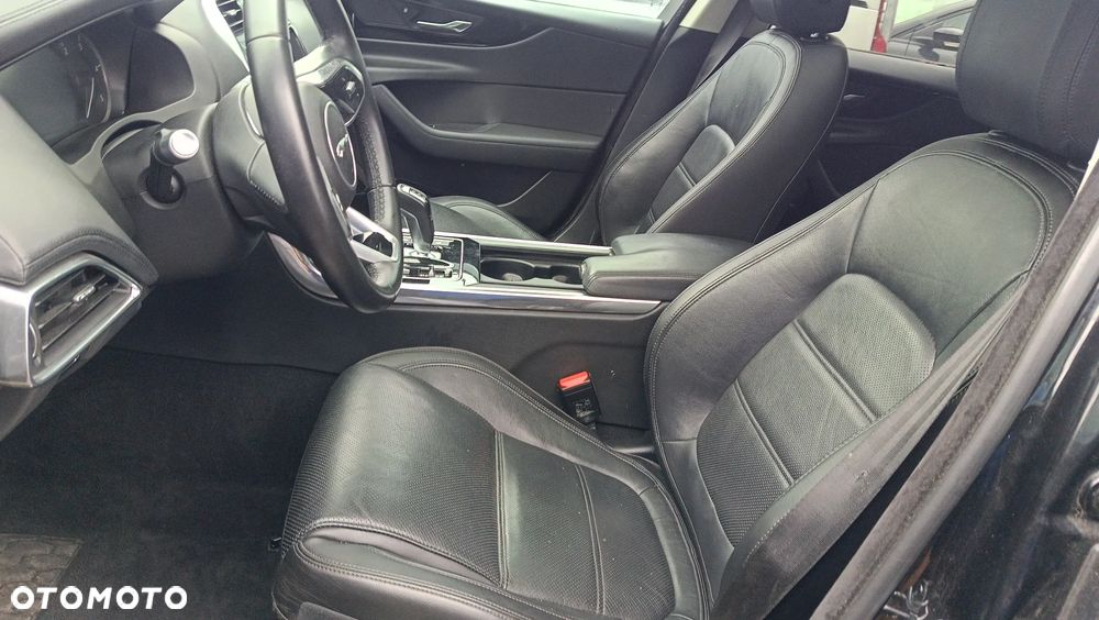 Jaguar XE 2.0 D180 R-Dynamic HSE - 17