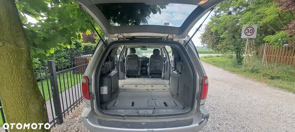 Chrysler Town & Country - 7