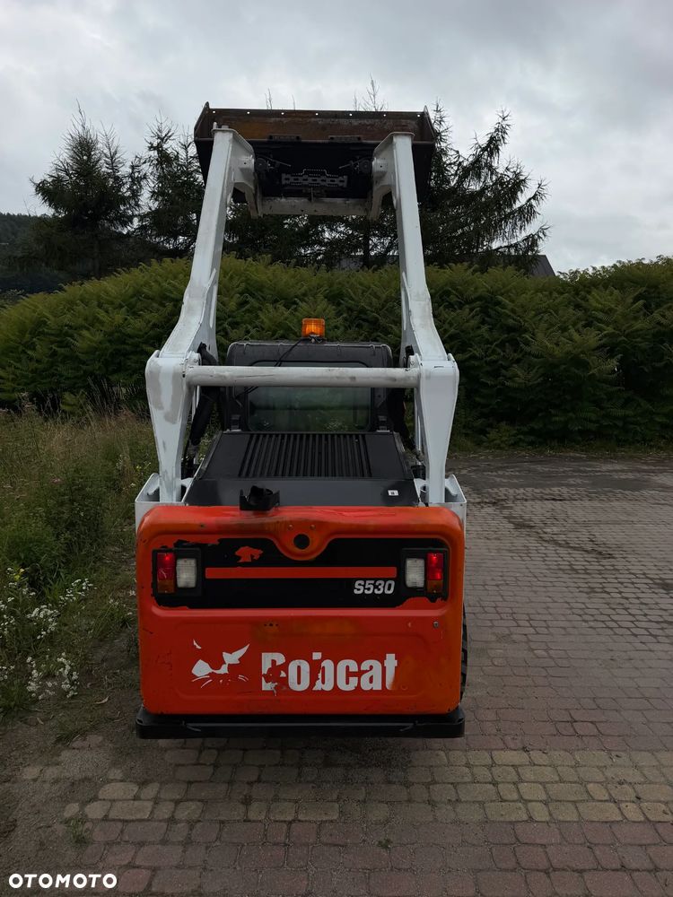 Bobcat S530. Ładowarka 4x4 wózek terenowy. Łyżka. Pełne sterowanie z dżojstika jazda i praca. Aktualne serwisy DEKRA 2026r. Silnik Kubota 4cyl 55km. Maszyna Jak Nowa z Salonu! Pochodzi z Norweskiego Gospodarstwa! 2020 rok 1724 mtg! Zero luzów i wycieków. Bardzo mocna i wydajna maszyna o małych gabarytach! Idealna do stajni oraz Budownictwa. OKAZJA TANIO 3 wyjścia Hydrauliczne pod urządzenia!! Wszystkie opony jak nowe .Kabina ogrzewana pełne szkło + drzwi. Po serwisach. Potężna moc. OKAZJA - 26