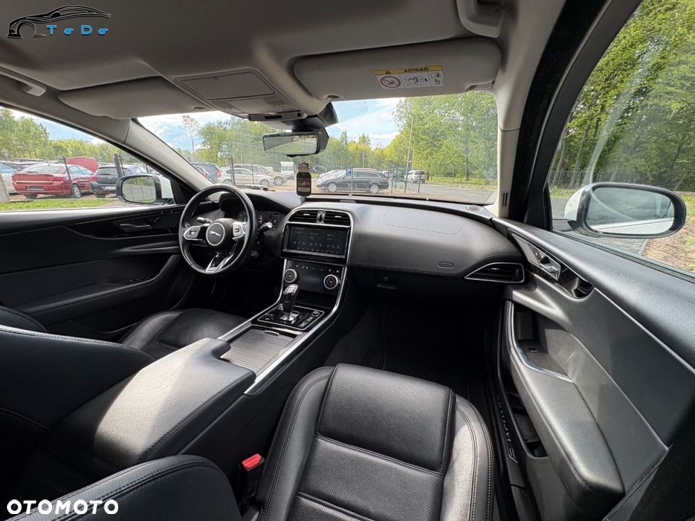 Jaguar XE 2.0 D R-Sport - 27