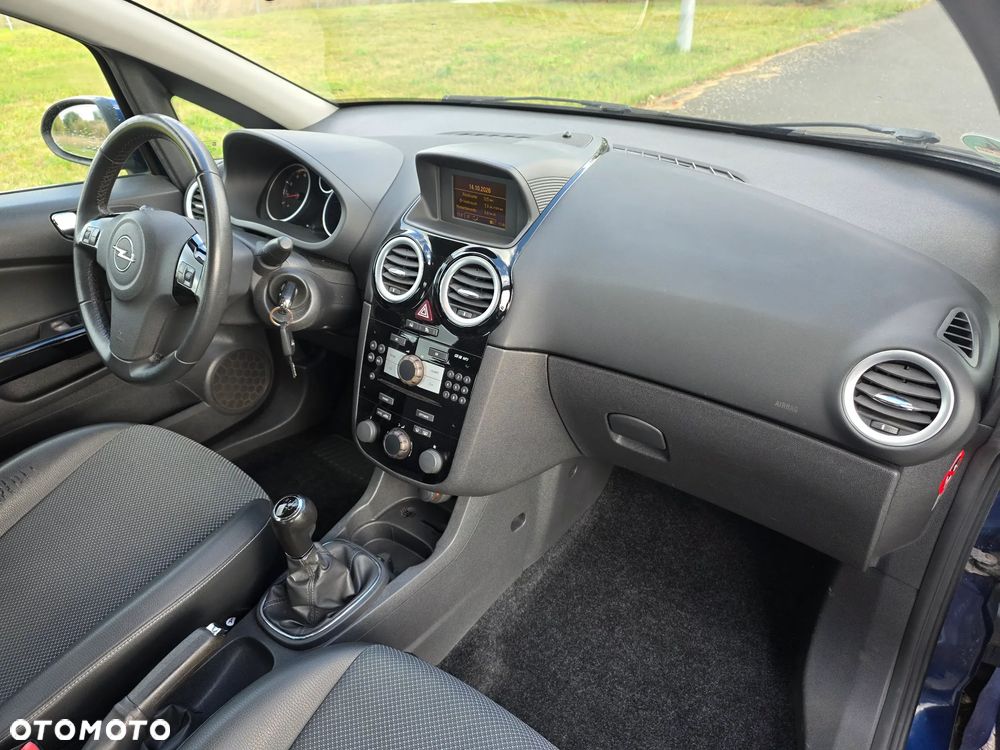 Opel Corsa 1.4 16V Cosmo - 11