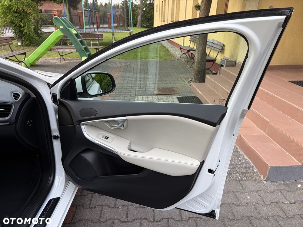 Volvo V40 D3 Momentum - 28