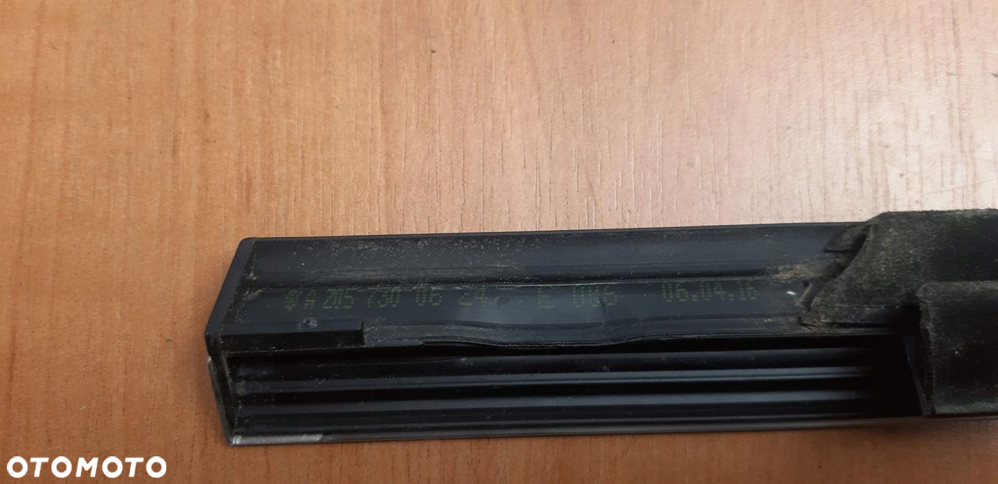 Mercedes C klasa W205 kombi listwa zgarniająca drzwi prawy tył A2057300624 - 6