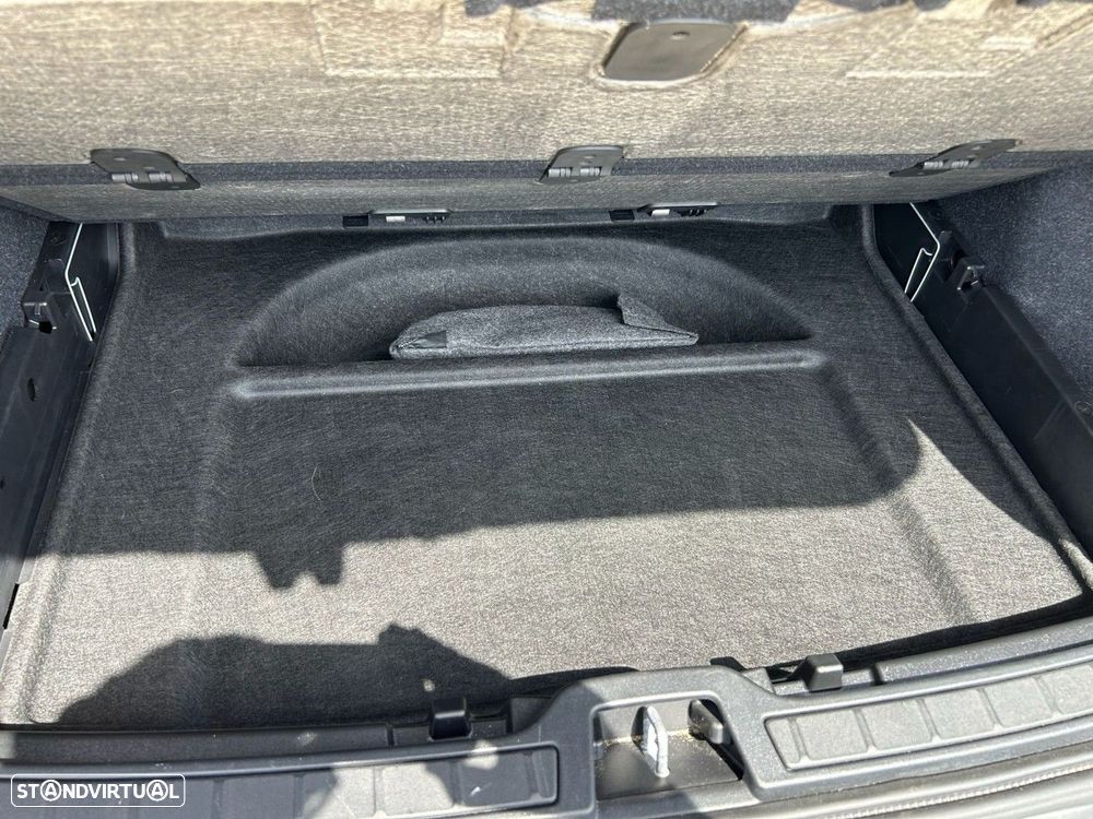 Volvo XC 40 2.0 B3 Plus Dark - 30