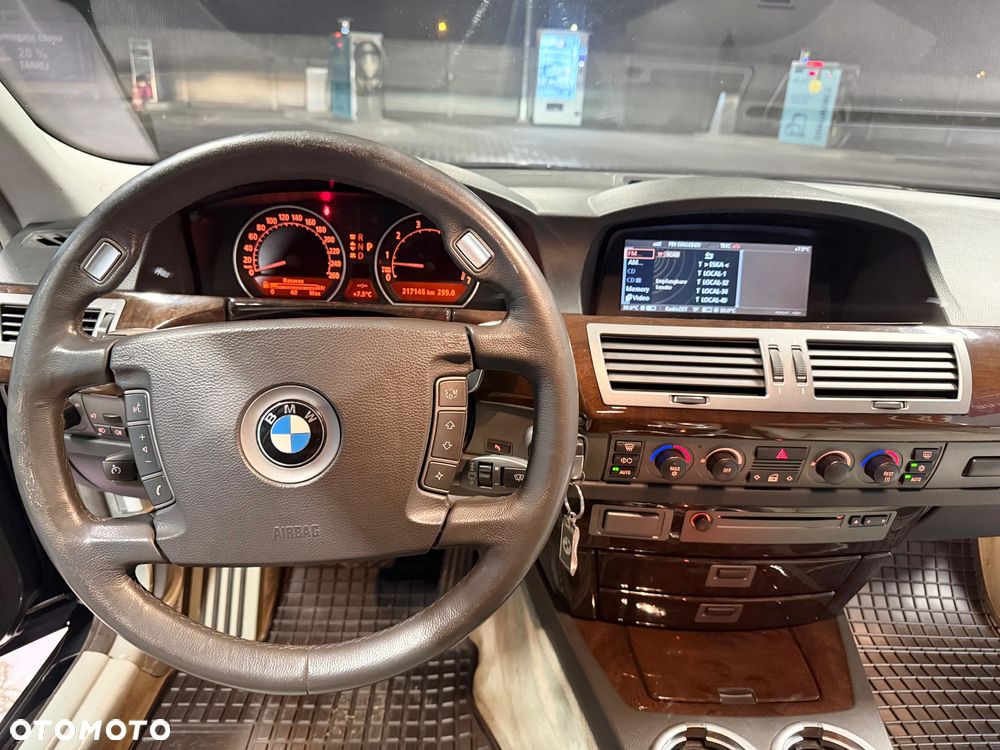BMW Seria 7 745i - 24