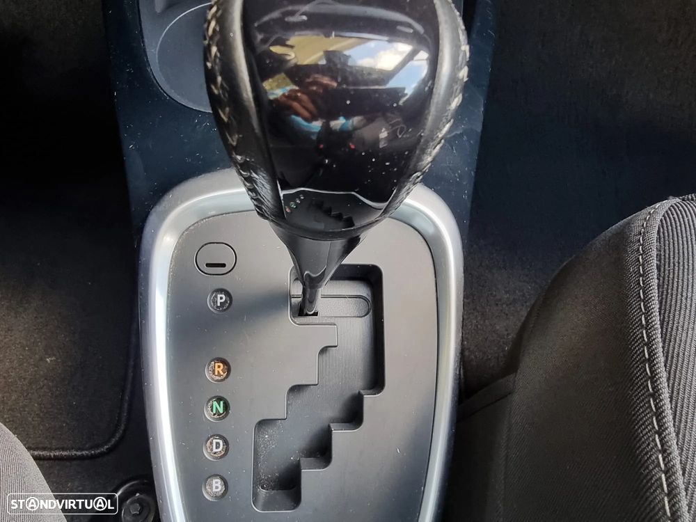 Toyota Yaris 1.5 HSD Square Collec.White - 24