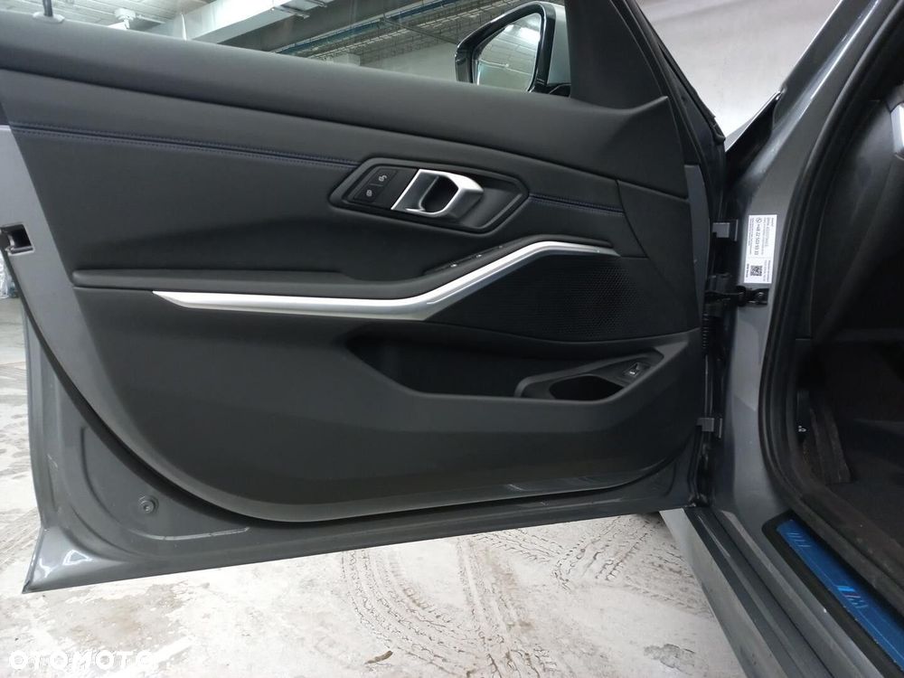 BMW Seria 3 318i M Sport - 12